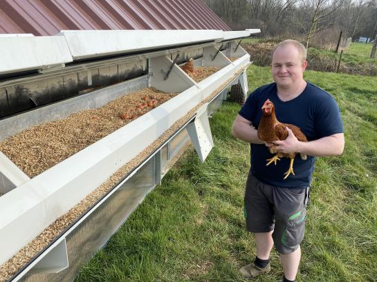 Boer Jorian verkoopt onder andere eieren via de korte keten aan horecazaken en supermarkten.jpeg