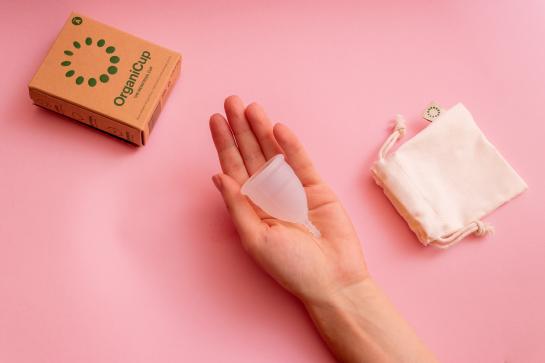 De menstruatiecup: een flexibele siliconen of latex cup in de vorm van een bel met een steeltje. (Foto: Oana Cristina (Unsplash))